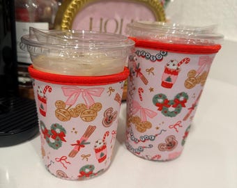 Roze kerst koffiemouw | Vakantie koffiemouw | IJskoffiemouw | Roze Disney koffiemouw | Coquette koffiemouw