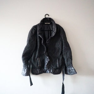 Vintage Dunkelgraue, dunkelblau gespenschte Rüschenjacke von Anna Rachele