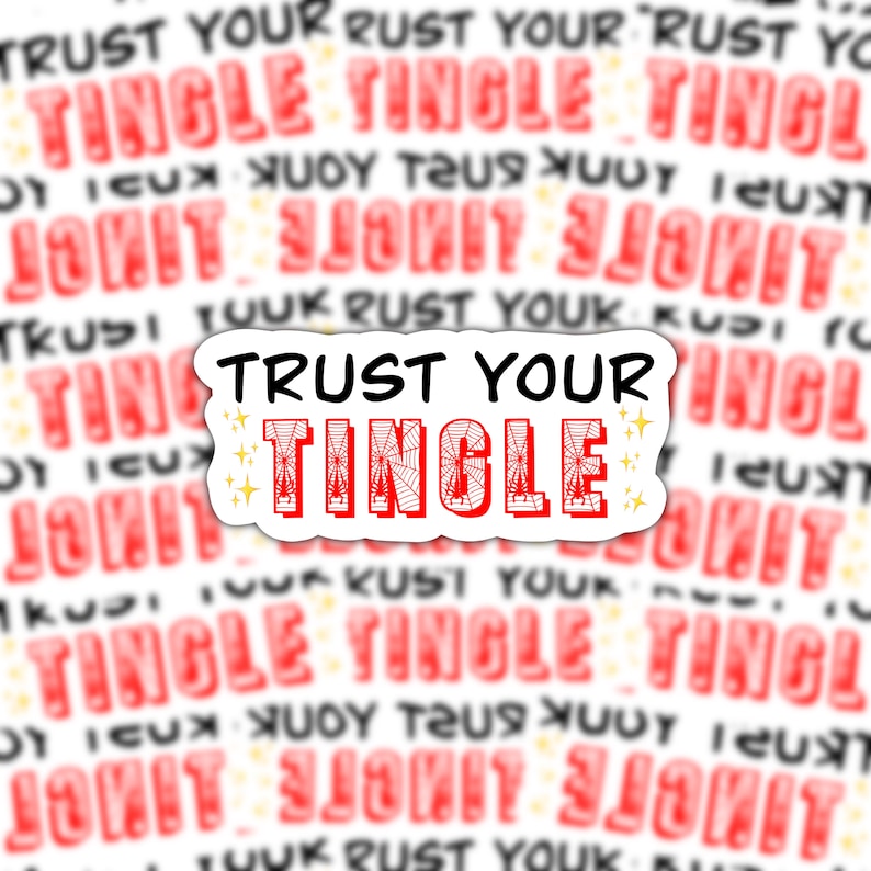 Pode incluir: Um adesivo branco com um design de teia de aranha vermelha e o texto "Trust Your Tingle" em preto. O adesivo tem estrelas douradas de cada lado do texto.