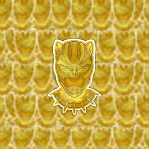 Könnte beinhalten: Eine goldfarbene Black Panther Maske mit filigranen Details und einem Tribal-Muster. Die Maske ist umgeben von einem sich wiederholenden Muster der gleichen Maske in einem verschwommenen Hintergrund.