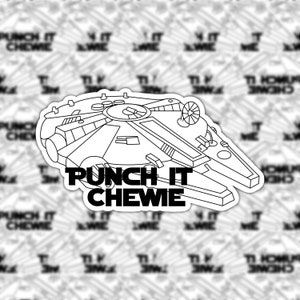 Può includere: Un disegno in bianco e nero del Millennium Falcon, la nave spaziale di Star Wars. Il testo "Punch it Chewie" è scritto sotto la nave spaziale.