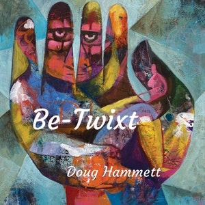 Könnte beinhalten: Abstrakte Malerei einer Hand mit einer farbenfrohen, strukturierten Oberfläche. Der Text "Be-Twix" ist in weißen Kursivbuchstaben auf der Hand geschrieben. Der Name des Künstlers, "Doug Hammett", ist in weißen Buchstaben unter dem Text geschrieben.