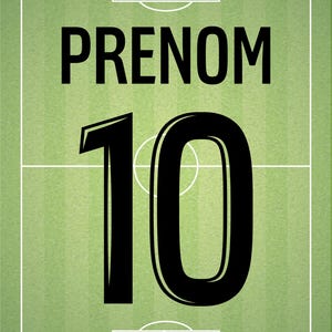 Könnte beinhalten: Ein grünes Fußballfeld-Design mit weißen Linien und Text. Das Wort "PRENOM" steht oben, darunter die Zahl "10" in fetter schwarzer Schrift. Das Design umfasst ein Fußballfeld-Layout und den Text "DAT OUT DESIGN".