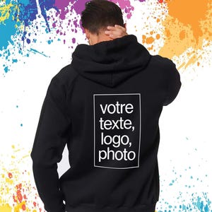 Peut inclure: Un sweat à capuche noir avec le texte "votre texte, logo, photo" dans un rectangle blanc au dos. Le fond présente des éclaboussures de peinture colorées. Le sweat à capuche a une capuche à cordon et des manches longues.