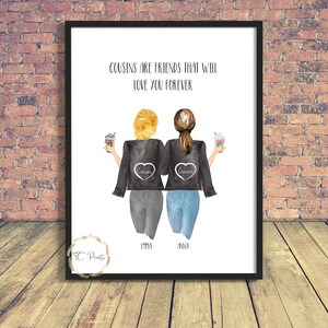 Puede incluir: Una impresión de arte imprimible con una ilustración de acuarela de dos mujeres que llevan chaquetas de cuero negras con la palabra "Cousins" en la espalda. Las mujeres sostienen tazas de café y el texto "Cousins are friends that will love you forever" está en la parte superior de la impresión.