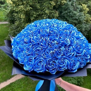 Bouquet de roses éternelles bleu clair dans des emballages noirs, bouquet d'anniversaire, bouquet Ramo personnalisable, rose en ruban de satin, fleur éternelle