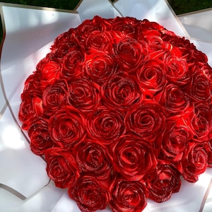 Elegant Red Graduation Bouquet Eternal Rose, Bouquet of Artificial Flowers, Customizable Ramo Buchon, Satin Ribbon Rose, Everelasting Flower