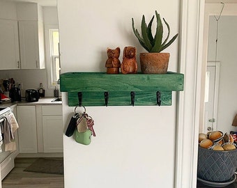 Llavero de pared de madera teñida hecho a mano con estante