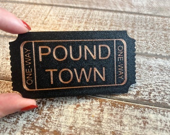 Un billete de ida a Pound Town, regalo de broma impreso en 3D para tu ser querido. Ideal para aniversarios, cumpleaños, bodas, San Valentín y Navidad.