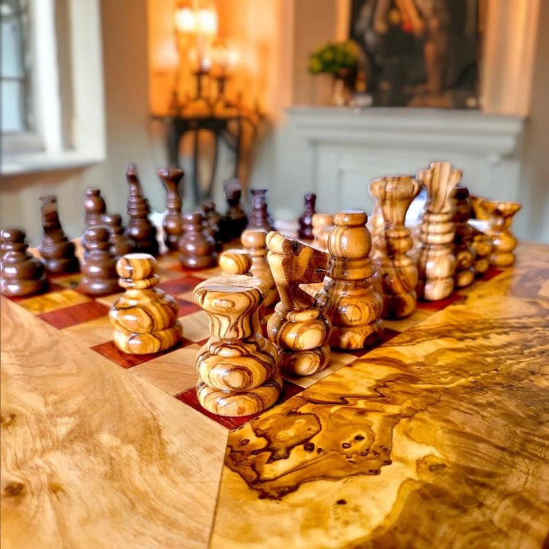 Olijfhouten schaakbord, schaakliefhebbers, schaakspel met schaakstukken, handgemaakt cadeau, cadeau voor hem, gepersonaliseerd schaakbord. afbeelding 7