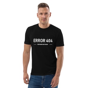 Könnte beinhalten: Schwarzes T-Shirt mit dem weißen Text "ERROR 404" über "FOOTWORK NOT FOUND". Das T-Shirt wird von einer Person getragen. Die Person trägt eine blaue Jeans.