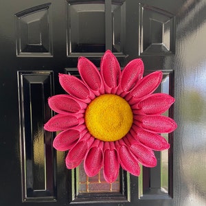 ピンクの花のリース：黄色の中央ドアハンガー、壁飾り