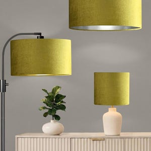 Nuovo paralume per lampada a sospensione in velluto giallo ocra glamour di qualità premium di lusso con rivestimento metallico spazzolato, disponibile in diverse misure.