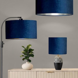 Op de afbeelding: Handgemaakt houten bord met de tekst "Welcome to our home" in handschrift. Het witte bord heeft zwarte letters en een verweerde afwerking, geschikt voor binnen of buiten.