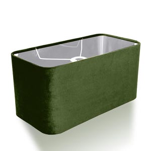 Può includere: Un paralume rettangolare in tessuto di velluto verde scuro. Il paralume ha un interno bianco e una fodera in plastica trasparente.