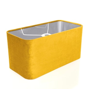 Può includere: Un paralume rettangolare in velluto giallo con interno bianco.