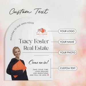 Może przedstawiać: Tablica na dzień otwarty nieruchomości z tekstem "Custom Text" na g&oacute;rze. Tablica zawiera nazwę "Tracy Foster Real Estate", logo oraz frazę "Come on in!" z dodatkowym tekstem poniżej.