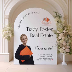 Może przedstawiać: Biały szyld z napisem "WELCOME TO OUR OPEN HOUSE" i "Tracy Foster Real Estate". Kobieta w czarnym topie trzyma pomarańczową teczkę. Na szyldzie napis "Come on in!"