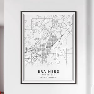 Puede incluir: Mapa de Brainerd, Minnesota, en blanco y negro, realizado con líneas. El mapa muestra las calles de la ciudad y sus alrededores. El texto "Brainerd, Minnesota" y las coordenadas "46.3527°N - 94.2020°W" están impresas debajo del mapa.
