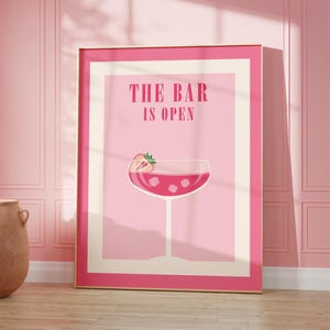 The Bar is Open, roze cocktailprint, barwagenkunst, retro cocktailprint, vintage alcoholposter, leuke trendy likeurkunst, thuisbar, keuken