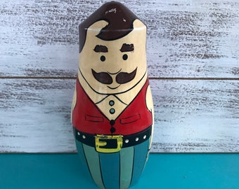 adorable vintage wooden nesting dolls