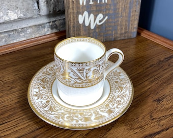 Zabytkowa filiżanka i spodek Wedgwood Demitasse, złote florenckie smoki