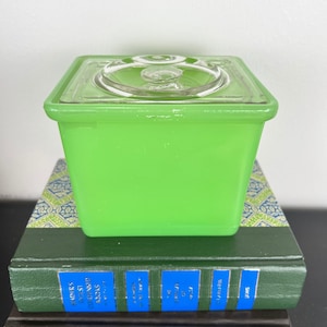 Vintage McKee Hall lub Jeanette Jadeite Green Clambroth Uranium Glass Refrigerator Dish