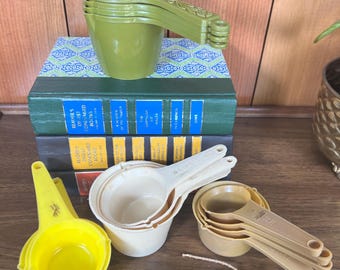 Tazze dosatrici e cucchiai dosatori da cucina in plastica vintage