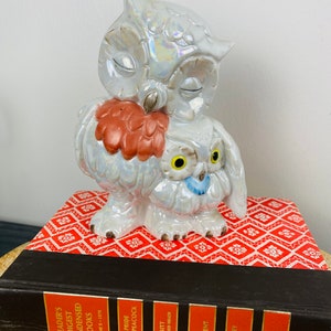 Opalizująca figurka FEI Collector&#39;s przedstawiająca mamę i dziecko sowy, uroczy prezent na Dzień Matki