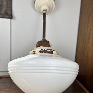 Antieke grote rustieke schoolgebouw hanglamp in boerderijstijl met witte glazen kap