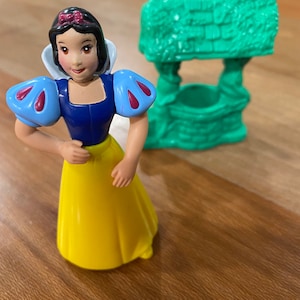 Disney Snow White and the Seven Dwarves Snow White and Wishing Well Doll Toy Set, McDonald’s Happy Meal Toy, Vintage 1992