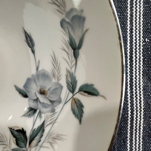 Miska do zupy Vintage Noritake China Sylvia Coupe, biała z niebieskim kwiatem