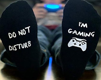 IF YOU CAN READ THIS I'M BUSY FUNNY GAMER SOCKS GREAT GIFT PRESENT IDEA T6S4 