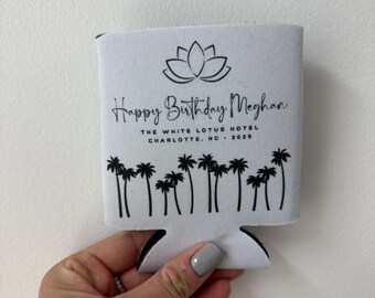 Anniversaire personnalisé lotus blanc Koozie | Glacière Coastal Palm Tree | Cadeau personnalisé pour enterrement de vie de jeune fille, voyage à la plage ou anniversaire