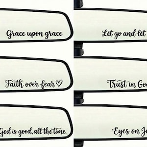 Puede incluir: Un conjunto de seis calcomanías para el espejo retrovisor del coche con citas inspiradoras en escritura negra. Las citas incluyen: "Grace upon grace", "Let go and let God", "Faith over fear", "Trust in God", "God is good, all the time" y "Eyes on Jesus."