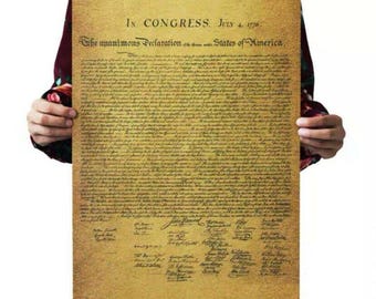Pode incluir: Uma impressão de estilo vintage da Declaração de Independência, um documento histórico de 4 de julho de 1776. O texto está em tinta preta sobre um fundo de papel amarelado. O documento é assinado pelos pais fundadores dos Estados Unidos.