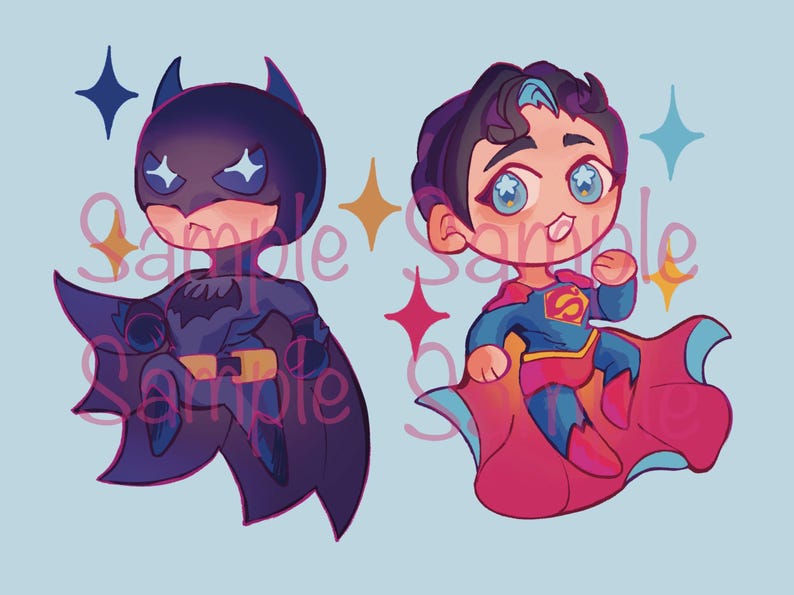 Może przedstawiać: Ilustracja Batmana i Supermana w stylu chibi. Batman ma na sobie ciemnoniebieski kostium z peleryną, a Superman niebiesko-czerwony kostium z peleryną. Obie postacie mają duże oczy i są na jasnoniebieskim tle.