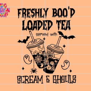 Puede incluir: Un diseño gráfico de Halloween con dos vasos de té helado adornados con telarañas, fantasmas y murciélagos. El texto dice "FRESHLY BOO'D LOADED TEA served with SCREAM & GHOULS" sobre un fondo naranja.