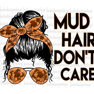 以下が含まれることがあります： 乱れたお団子ヘアとサングラスをかけた女性のデジタルイラスト。女性は茶色とオレンジのヘアバンドを頭に巻いています。「MUD HAIR DON'T CARE」というテキストが黒い文字で書かれています。