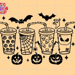 Puede incluir: Cuatro vasos negros y blancos con temática de Halloween con diferentes diseños. Los vasos están llenos de un líquido negro y tienen pajitas que sobresalen. Hay tres calabazas y dos murciélagos en el fondo.