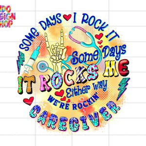 Puede incluir: Un diseño gráfico colorido con el texto "Some days I rock it some days it rocks me either way we're rockin' caregiver". El diseño presenta un estetoscopio, una mano de esqueleto, una jeringa y un rayo.