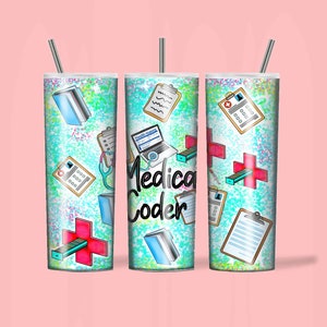 Può includere: Tre bicchieri isolati in acciaio inossidabile con cannucce. I bicchieri presentano uno sfondo maculato turchese e bianco con grafiche a tema medico, tra cui appunti, stetoscopi e le parole "Medical Coder."