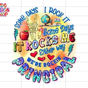 Op de afbeelding: Een kleurrijk grafisch ontwerp met de tekst "Some Days I Rock It, Some Days It Rocks Me, Either Way We're Rockin' Principal." Het ontwerp bevat een appel, een wereldbol, potloden en een skelet hand.