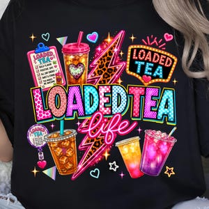 Può includere: Una t-shirt nera con una grafica vivace che riporta il testo LOADED TEA e life. Il design include tre bicchieri di bevande ghiacciate, una cartellina, un'insegna in stile neon e un grande fulmine con stampa leopardata circondato da cuori e stelle.