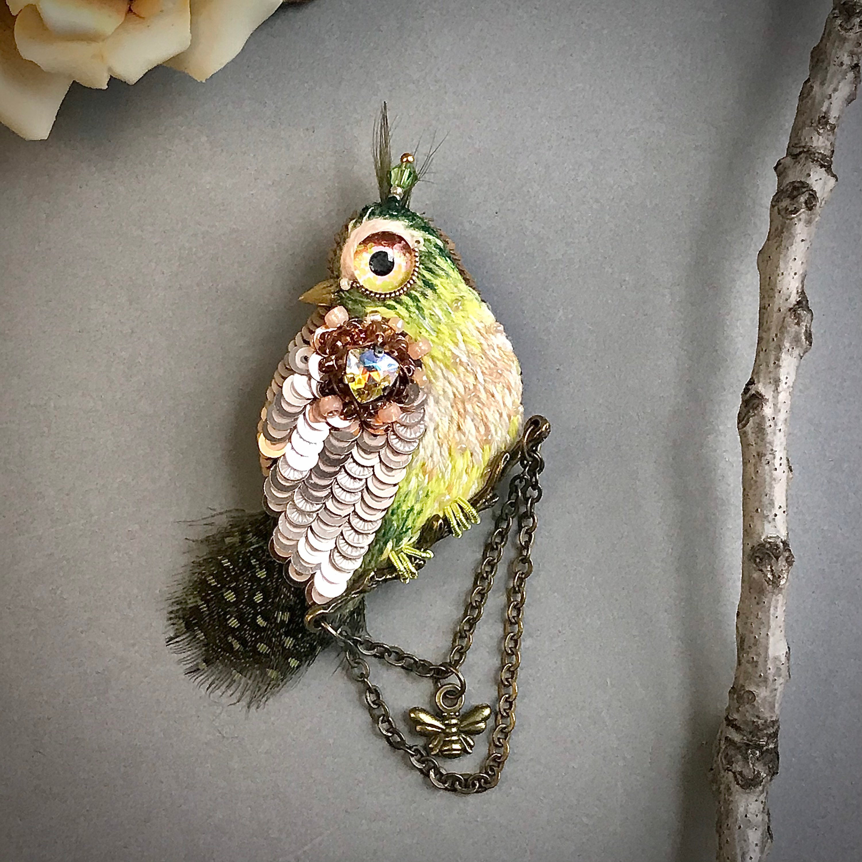 Broche Oiseau Perles Vertes & Pampilles – Bijou Fantaisie Neuf, En Bois Et Alliage