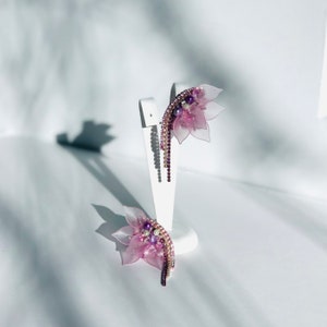 Brincos florais rosa com pétalas e cristais