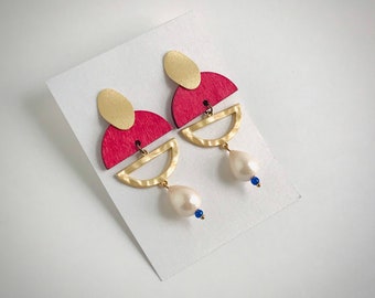 Earrings with wood pendant / Earrings with pearl / Gold earrings with wood pendant and pearl/ Handcrafted wooden hoop earrings