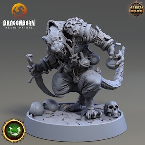 以下が含まれることがあります： フード付きのマントを着て、短剣と小瓶を持っている、爬虫類の尻尾を持つ人型生物のグレーの細かいミニチュア。ミニチュアは、頭蓋骨やその他のディテールのある円形のベースの上に立っています。