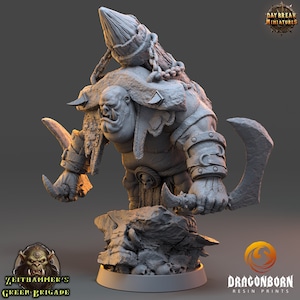 Könnte beinhalten: Eine graue, detaillierte Miniatur eines Ork-Kriegers, der in jeder Hand eine gebogene Klinge hält. Der Ork trägt einen Kettenhemd und einen pelzgefütterten Umhang. Die Miniatur steht auf einem felsigen Sockel.