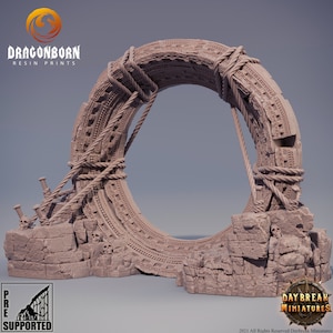 Könnte beinhalten: Ein 3D-gedrucktes Harzmodell eines zerstörten Steinbogens mit einem Seil, das um ihn herumgewickelt ist. Der Bogen ist an mehreren Stellen gebrochen und hat einen Schädel, der in den Stein eingebettet ist. Das Modell ist vorab unterstützt und für Tabletop-Spiele konzipiert.